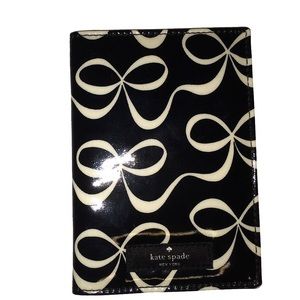 Kate spade DAYCATION PASSPORT HOLDER NWT