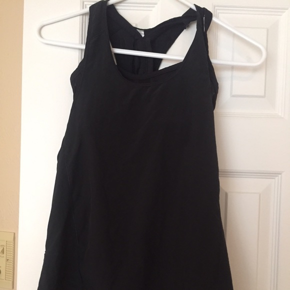 Lululemon hi/low black tank w built in bra, size 4