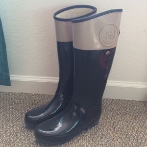 Hunter Regent Carlyle in Black and Tan, Size 7