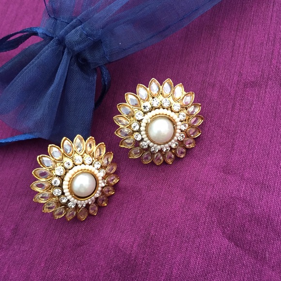 Jewelry - 🆕 Stylish earrings in Gold