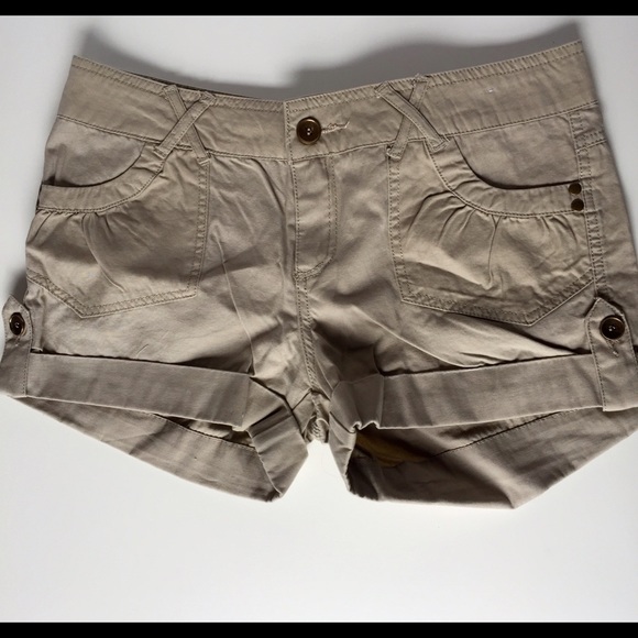🌸 NEW Khaki Shorts 🌸