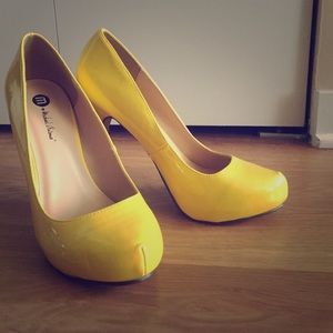 Yellow pumps