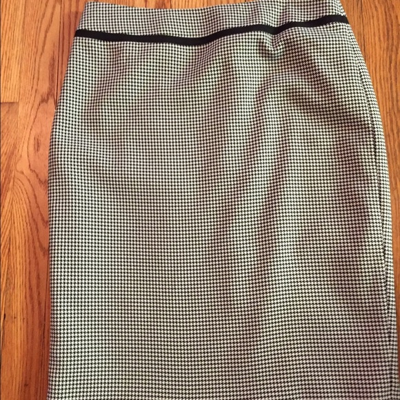 Skirt: black/white houndstooth
