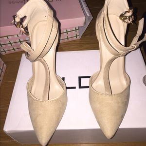 Aldo style heels nude  5 1/2 but fits a size 6