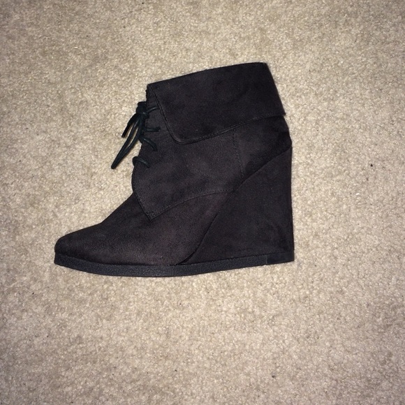 Laced black wedges