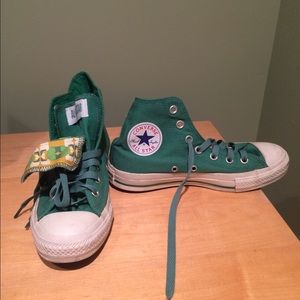 Green high top converse sneakers