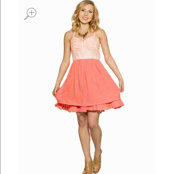 Flirty pink halter dress - Picture 3 of 4