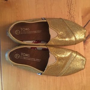 TOMS gold originals. size 7