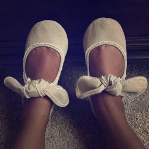 Super cute flats w/ bow