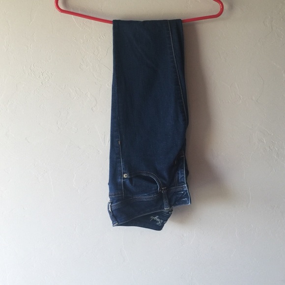 Super cute dark AE skinny jeans :)