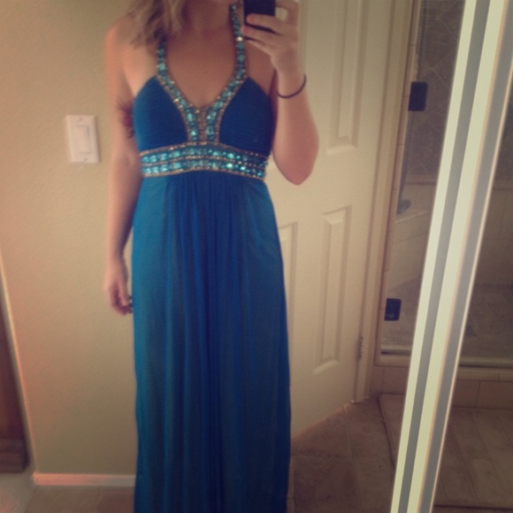 Formal gown for special occasions - Picture 1 of 3
