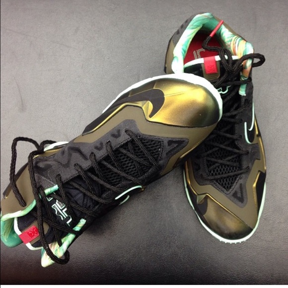 Lebron xi sneakers