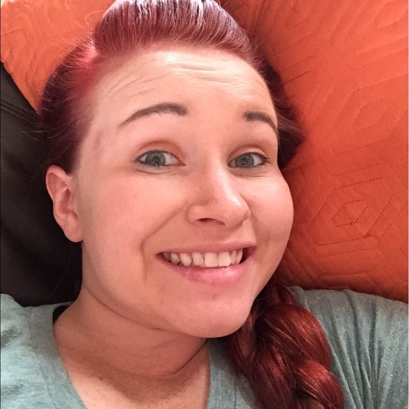 Meet your Posher, Liz 💁🏼🙋🏼💅🏻💋 - Picture 2 of 4