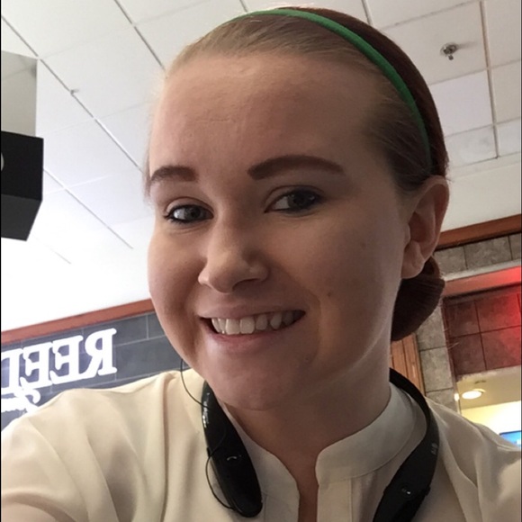 Meet your Posher, Liz 💁🏼🙋🏼💅🏻💋 - Picture 3 of 4