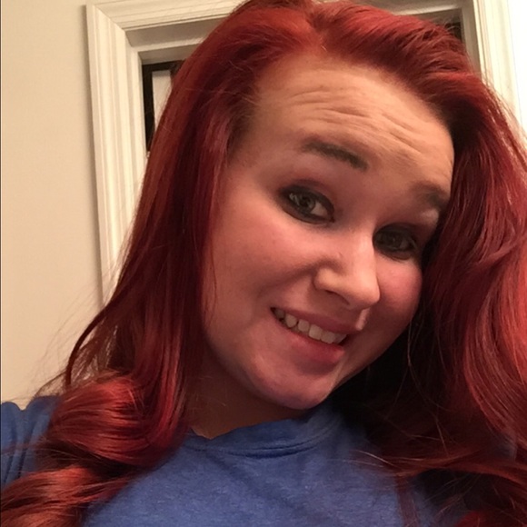 Meet your Posher, Liz 💁🏼🙋🏼💅🏻💋 - Picture 4 of 4