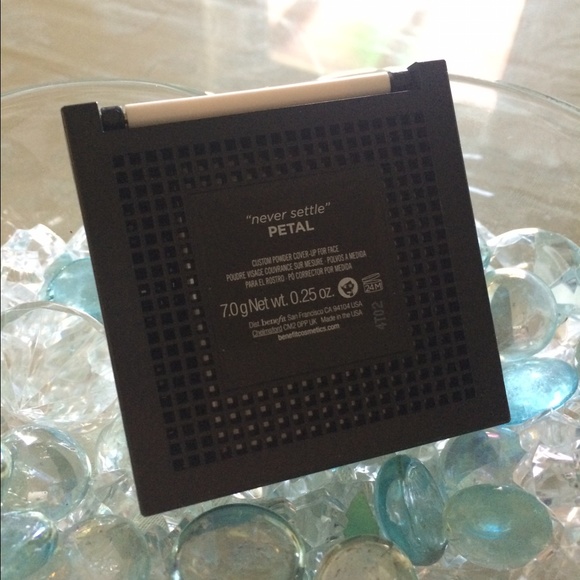 (BRAND NEW) Benefit Compact Powder - Picture 2 of 4