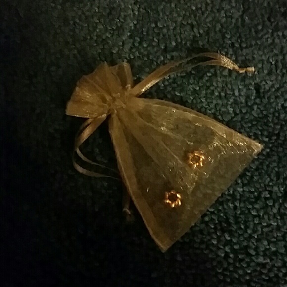 Earing - Picture 1 of 1