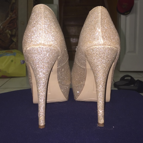 Gold glittery pumps. - Picture 2 of 4