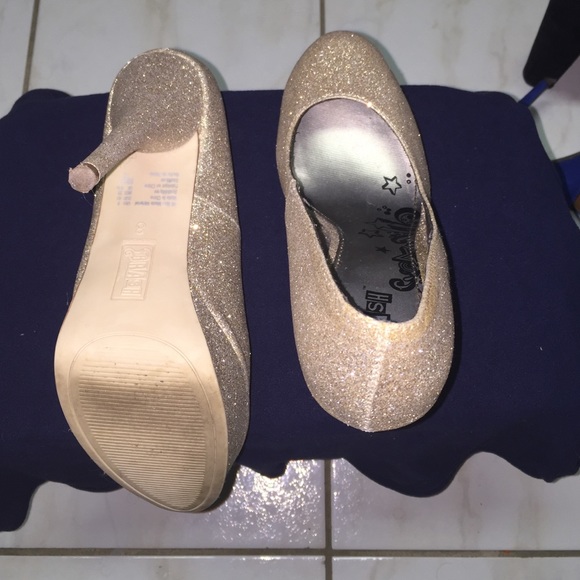 Gold glittery pumps. - Picture 3 of 4