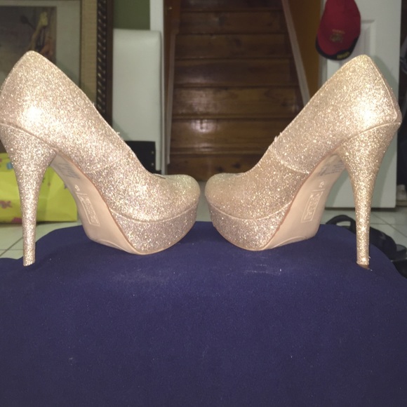 Gold glittery pumps. - Picture 4 of 4