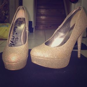 Gold glittery pumps.