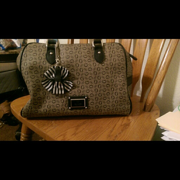GUESS PURSE