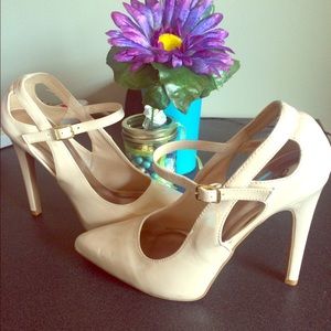 Nude pointed toed patten leather pumps Nude pointed toed patten leather pumps