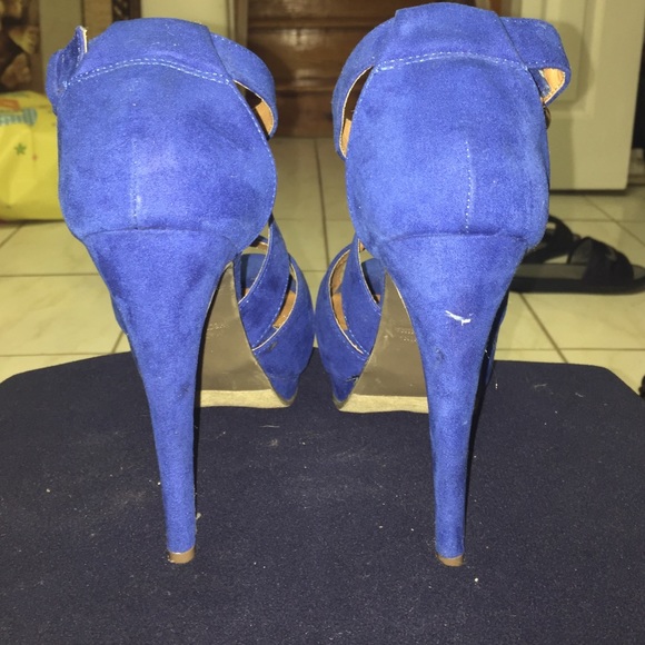 Blue suede pumps. - Picture 2 of 4