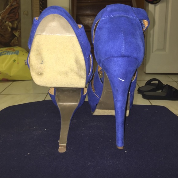 Blue suede pumps. - Picture 3 of 4