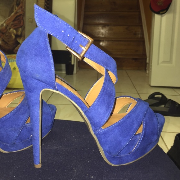 Blue suede pumps. - Picture 4 of 4