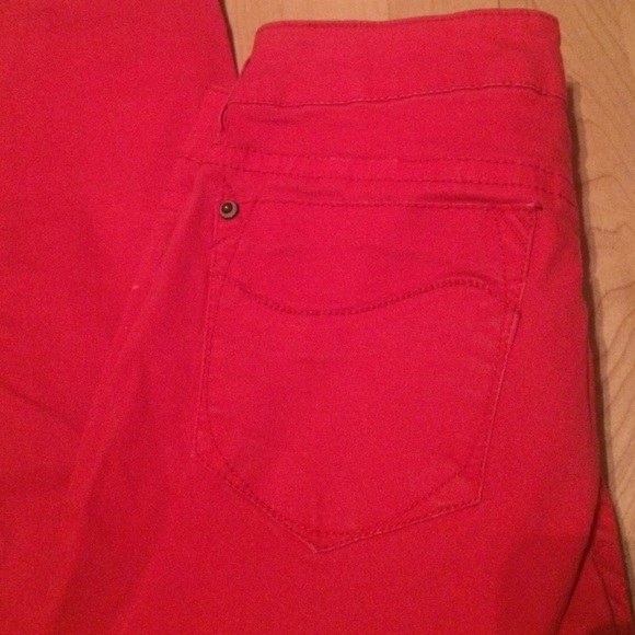 ❤️Bright Red Skinny Jean❤️ - Picture 3 of 3