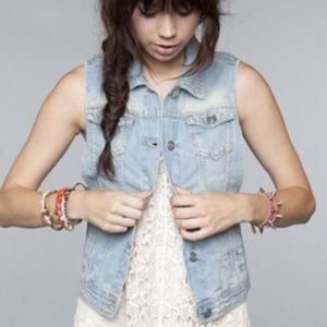 Light Wash Denim Vest // Brandy Melville