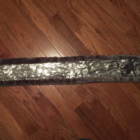 Scarf with sequins and fur