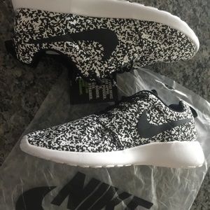 NWT! Speckled Nike Roshe