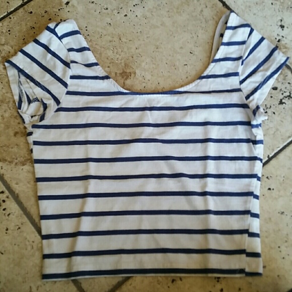 Bundle -  3 Cropped Tops - Picture 4 of 4