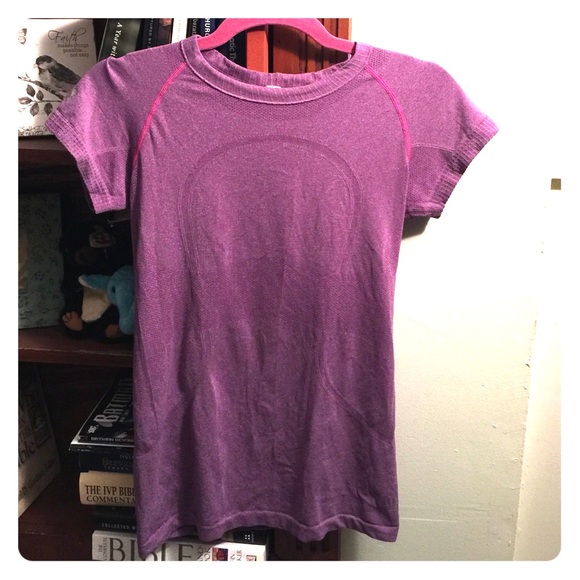 Lululemon athletica short sleeve top.