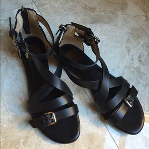 Pour la Victoire Sandals Size 6