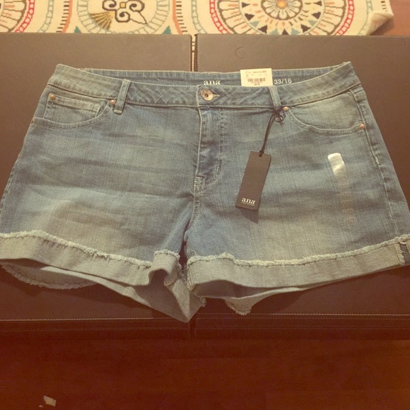 Light wash short shorts 😘