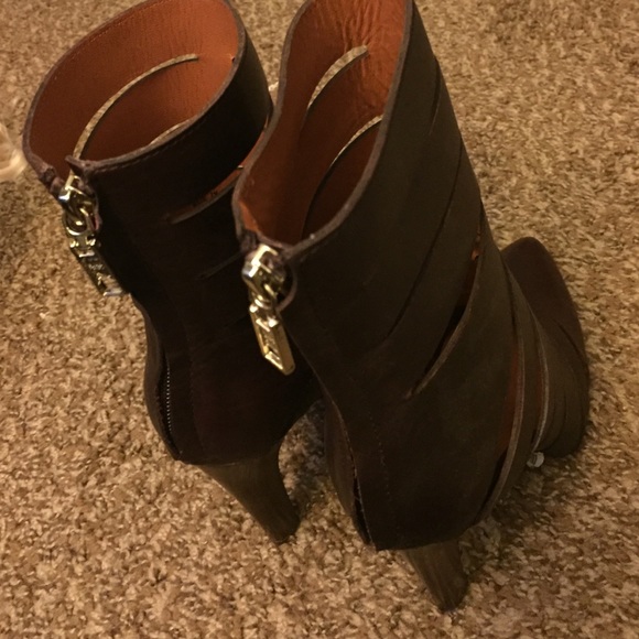 Shoes - Picture 4 of 4