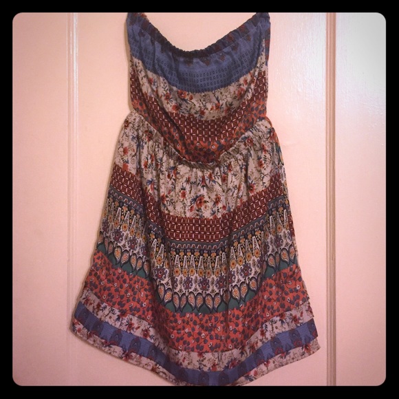 Strapless colorful dress.