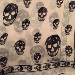 Alexander McQueen skull scarf ( ivory )