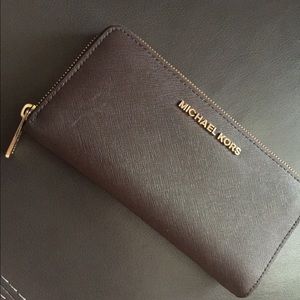 MICHAEL KORS JET SET TRAVEL WALLET