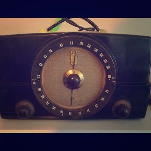 Antique 1950s Zenith Radio. Still works!!