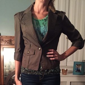 Super cute cropped blazer! 💚