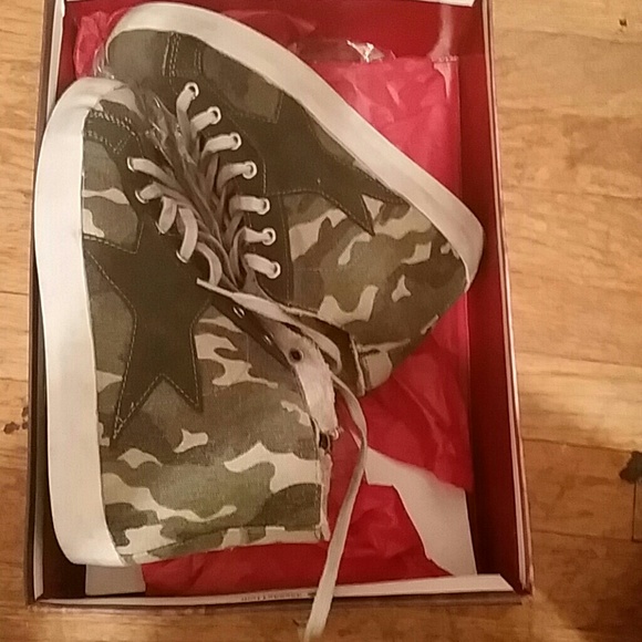 Camouflage shoes