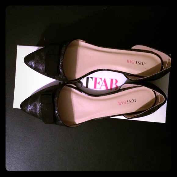 Brand new cute leopard flats with bows.