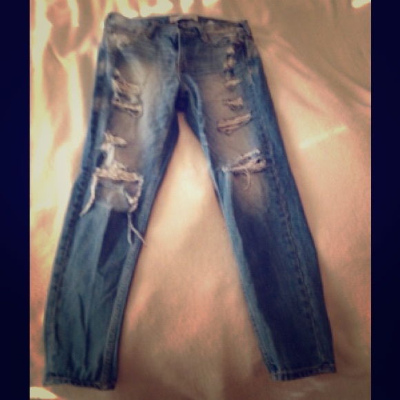HOLLISTER distresses boyfriend jeans