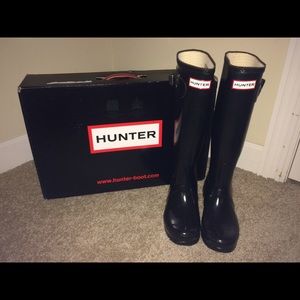 SOLD! Hunter glossy boots size 5 fit 6 SOLD!