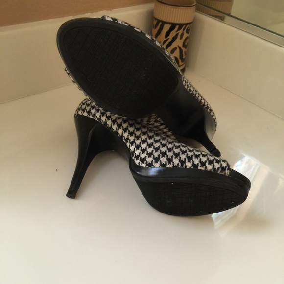 Houndstooth Peep Toe Pumps - Picture 3 of 4
