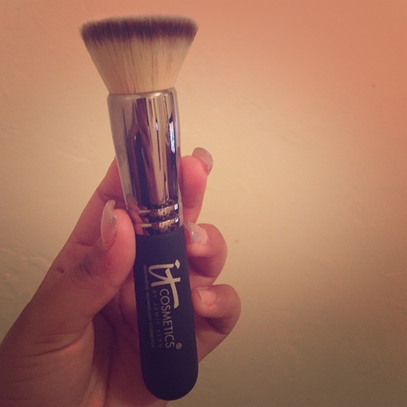IT COSMETICS flat top buffing brush